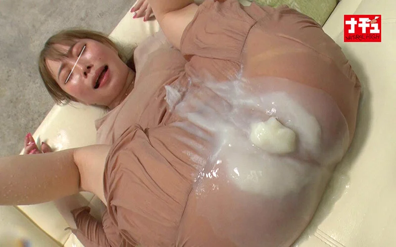 ワンピを着たまま浣腸されてしまう美尻女たち