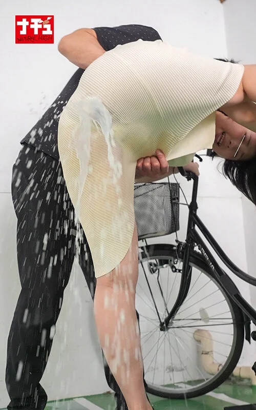 ワンピを着たまま浣腸されてしまう美尻女たち