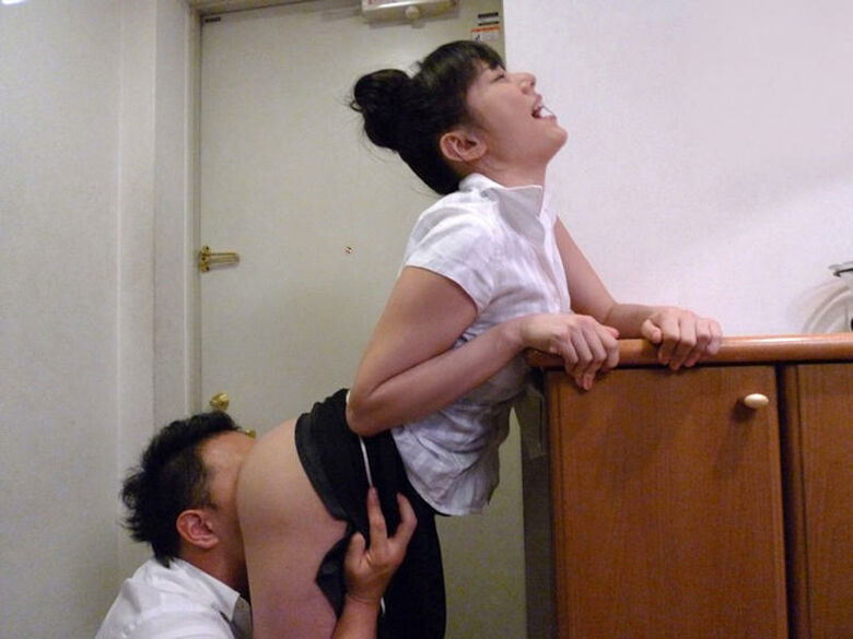 お尻に顔を埋めながらクンニしている画像