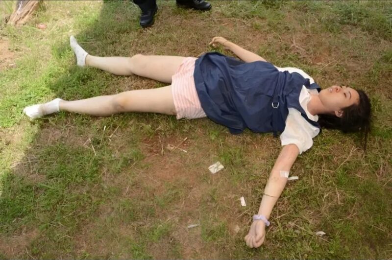 自殺した少女、ちっぱいとチイカワなお尻を晒される(閲覧注意!!)