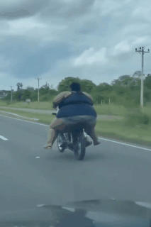 カッコいい女性ライダー、派手にコケる