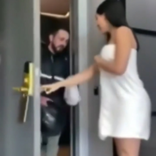 ドライバーにおっぱい見せイタズラをしてくれる優しいお姉さん